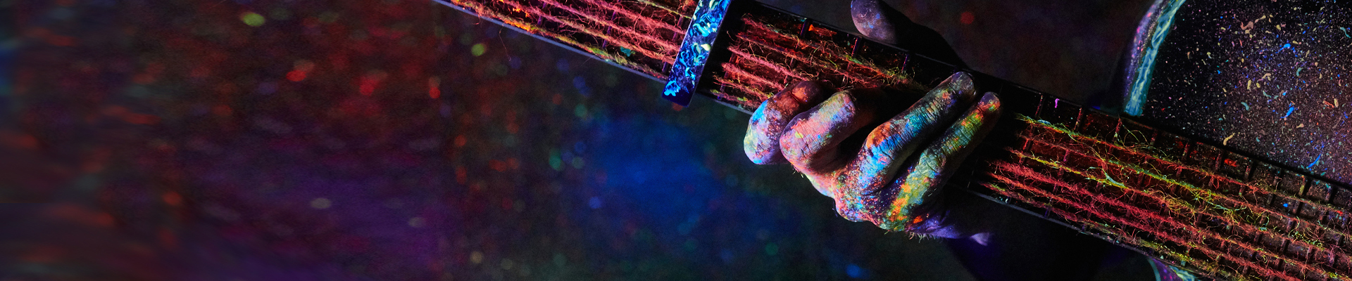 A person playing the guitarr