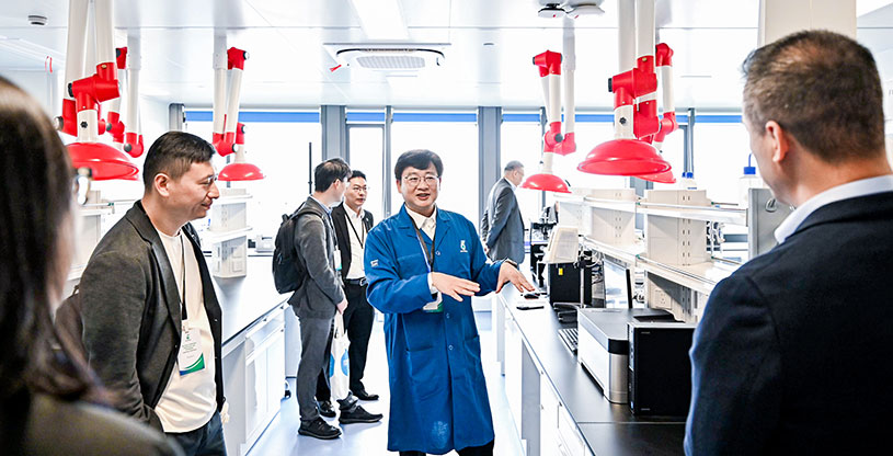 People looking at new lab in Shanghai - Perstorp